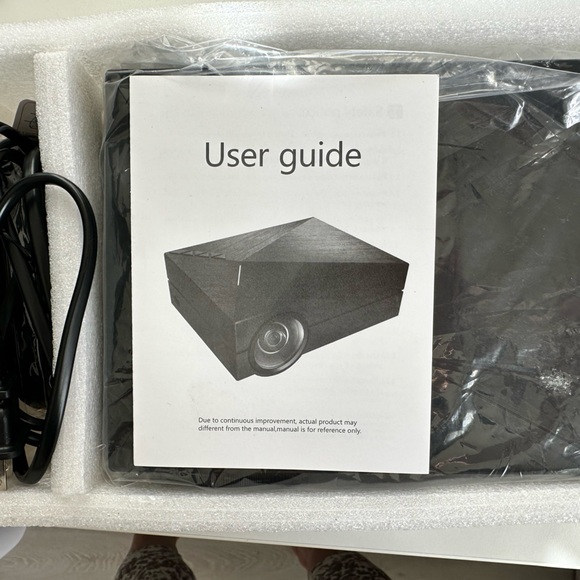 LED Projector with remote - Picture 3 of 11